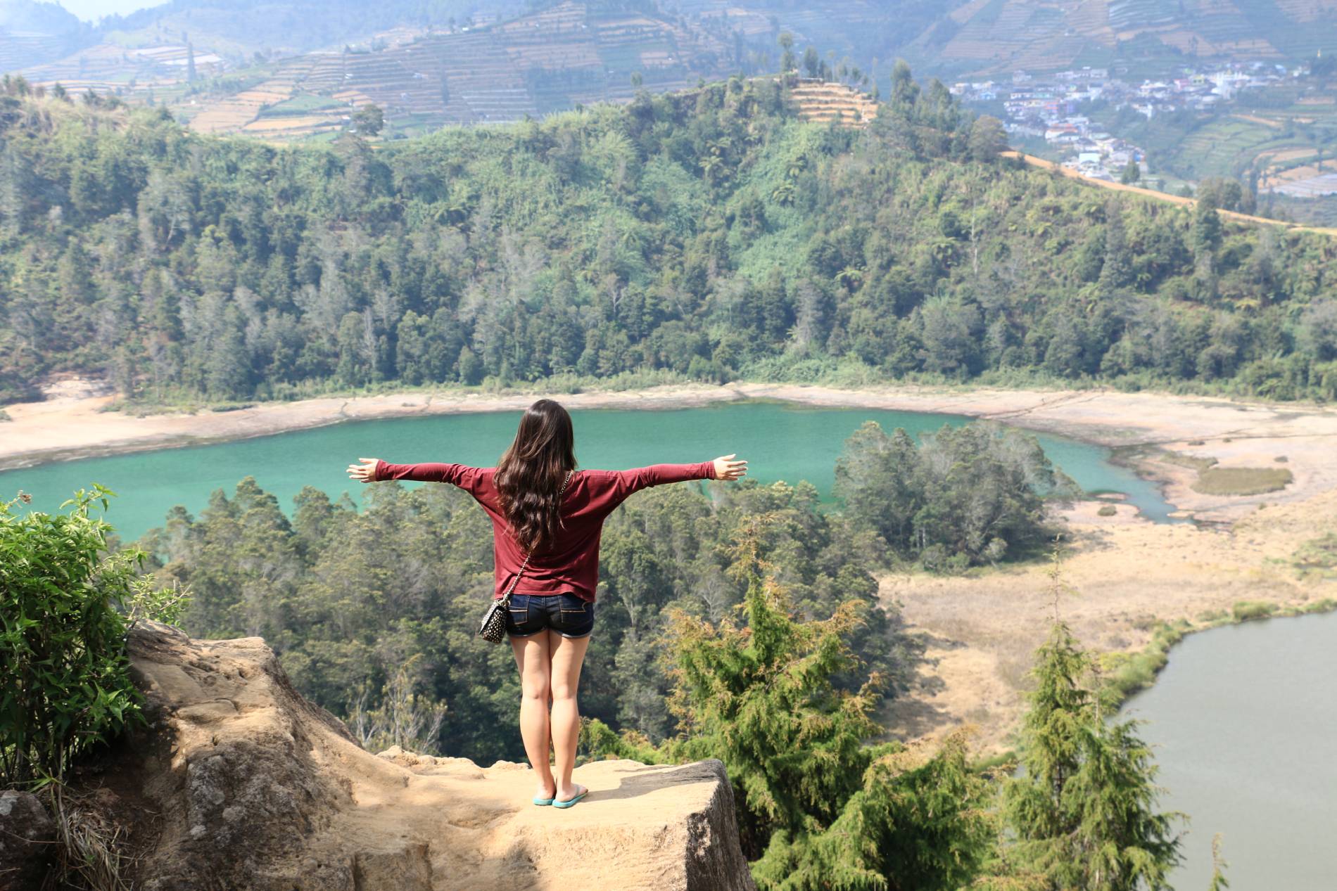 Bentang Dataran Tinggi Dieng: perbukitan hijau, kabut, dan telaga