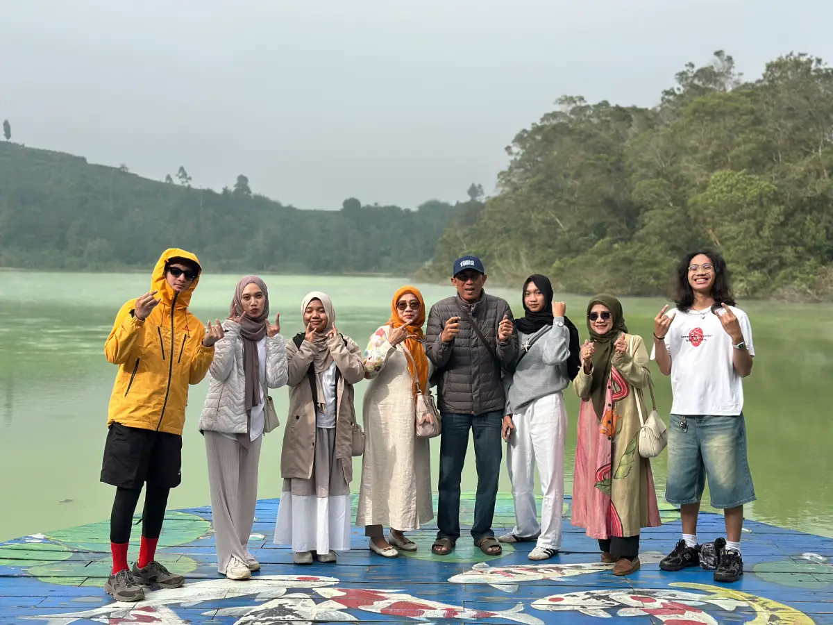 Suasana telaga di dataran tinggi Dieng