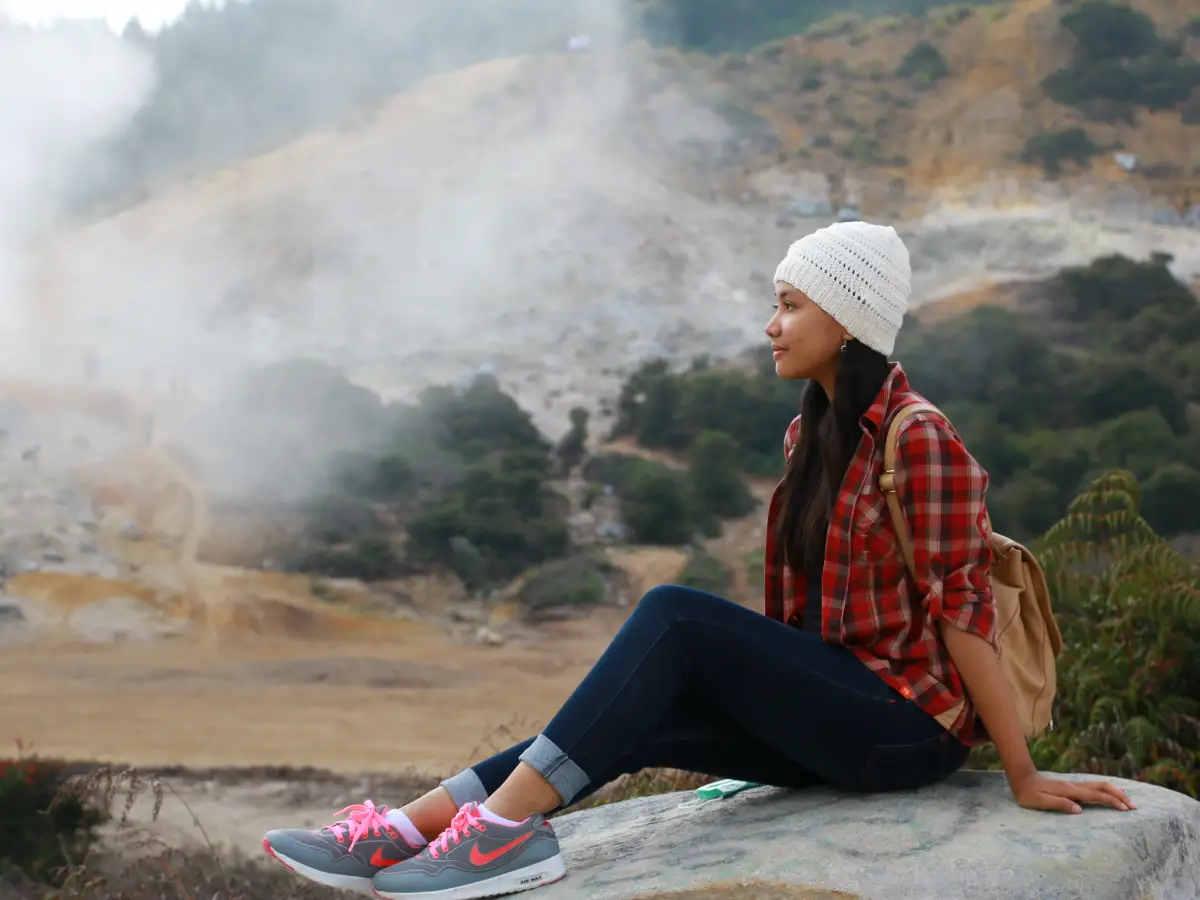 Kawah vulkanik di kawasan Dieng