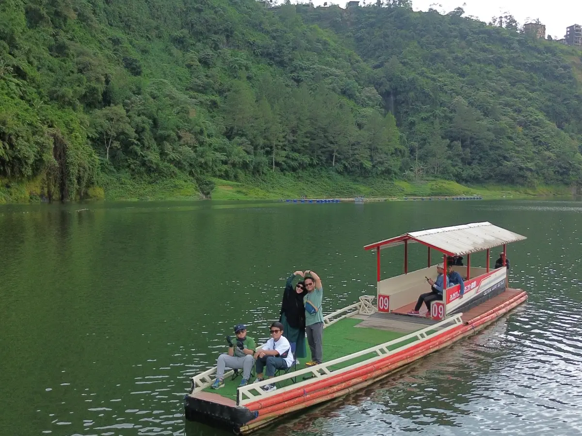 Aktiviti menaiki perahu di telaga