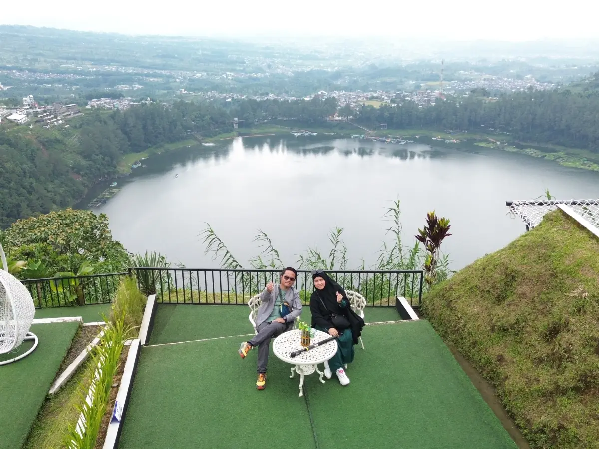 Bersantai dengan pemandangan alam Dieng